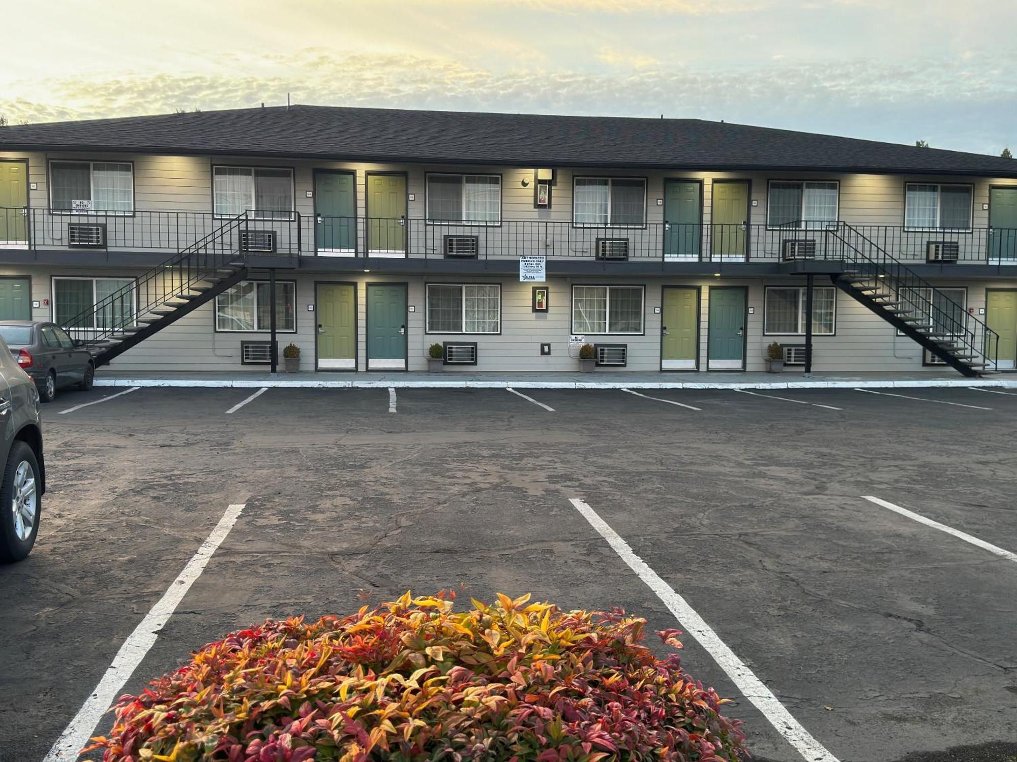 Royal Inn Eugene- Airport Exterior photo